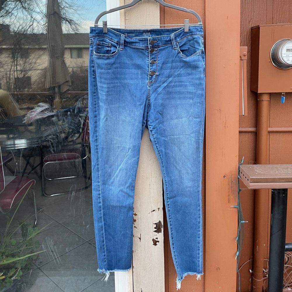 Distressed hem jeggings